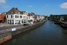 900113 Gezicht op de Vaartsche Rijn en de Westerkade te Utrecht, met links de hoek van de Vaartsestraat.